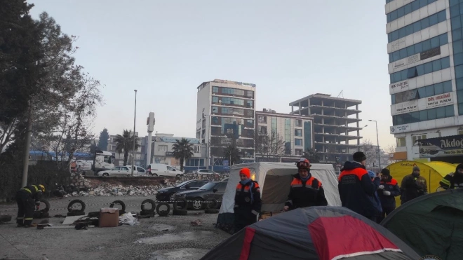 Петербургские спасатели продолжают осматривать завалы в Турции