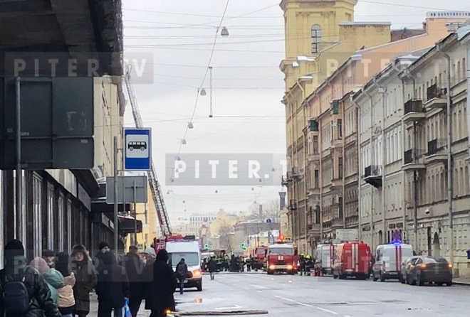 В здании СПбГУПТД на Вознесенском вспыхнул пожар1