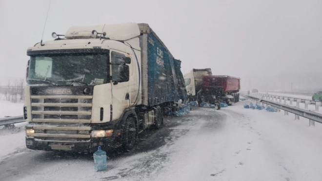 Движение по "Сортавале" в сторону Петербурга перекрыто из-за ДТП с тремя грузовыми и пятью легковыми автомобилями