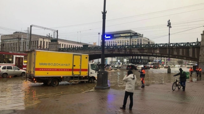 На Московском проспекте прорвало трубу
