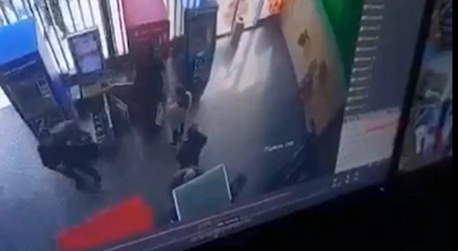 В гипермаркете в Баку произошла стрельба, погиб человек0