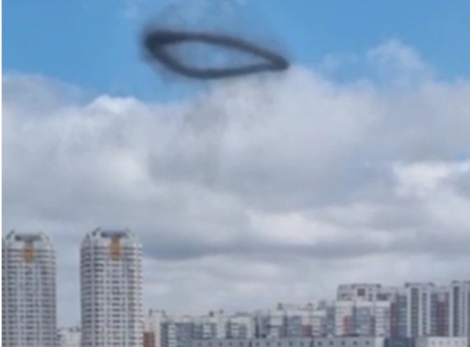 Москвичи сняли кольцо черного дыма в небе, образовавшееся после хлопка в Строгино0