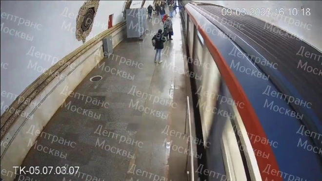 Пассажир метро в Москве, которого столкнули на рельсы, оказался подростком0