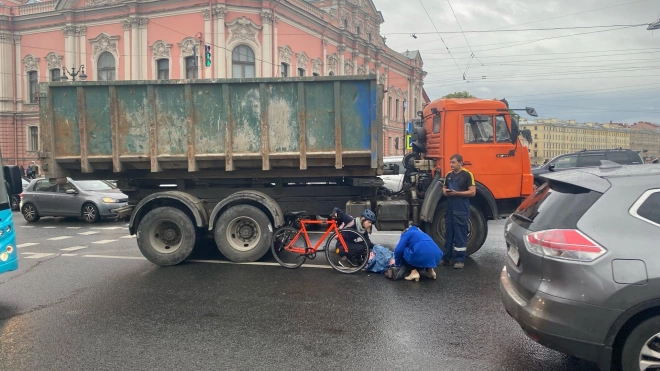 Врачи Мариинской больницы спасли попавшую под КамАЗ велосипедистку