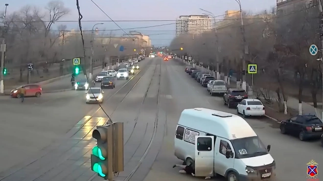 В Волгограде пассажирка маршрутки попала в больницу, выпав на повороте0