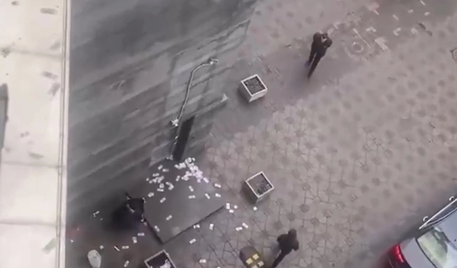 Москвич выбросил из окна жилого дома мешок с деньгами после приезда сотрудников ФСБ, видео0
