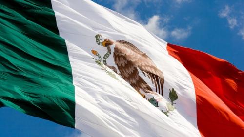 Власти Мексики сообщили об обнаружении более 340 иностранных мигрантов в прицепе грузовика 