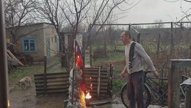 Пьяный житель Херсонской области едва не загорелся, пытаясь сжечь триколор0