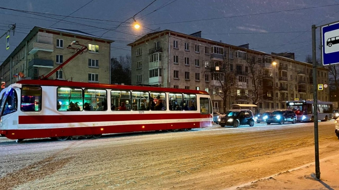 В Петербурге четвероклассник повредил связки из-за падения в трамвае