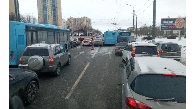 Массовая авария с лазурным автобусом на Маршала Жукова 