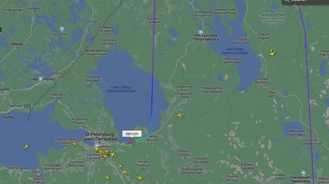 Летевший в Мурманск самолёт готовится вынужденно приземлиться в Пулково 