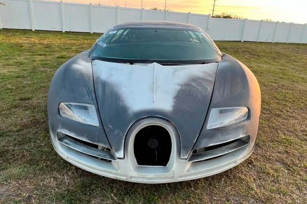 В продаже появилась необычная реплика-лимузин Bugatti Veyron на базе Lincoln Town Car 2001