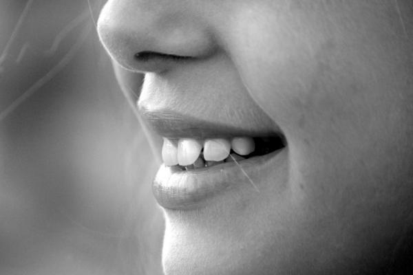Врач назвал болезни, которые провоцируют неприятный запах изо рта