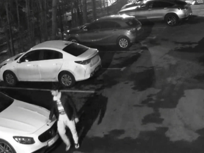 У отеля в Подъездном переулке пьяный хулиган повредил капот и оторвал зеркало у двух автомобилей Mercedes0