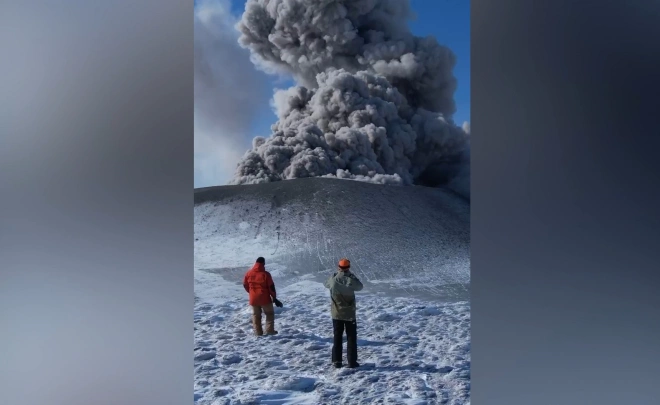 Вулкан Эбеко на Курилах выбросил столб пепла на 2,5 км0