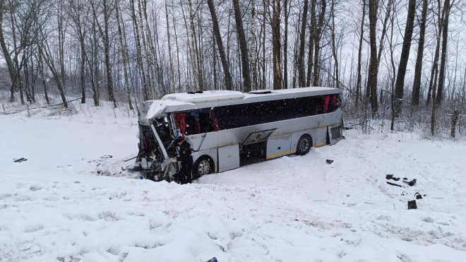 В Брянской области трое погибли при столкновении автобуса из Петербурга с фурой