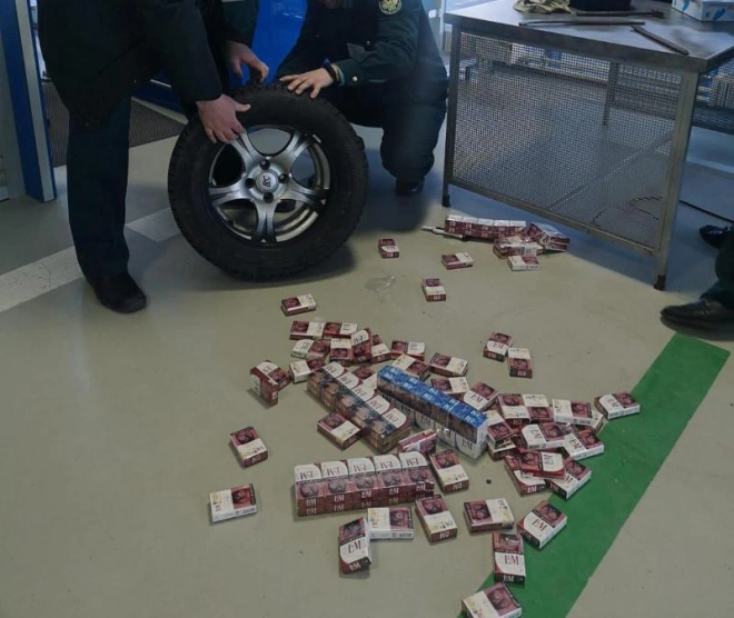 Выборгские таможенники нашли в колесе автомобиля 100 пачек сигарет1
