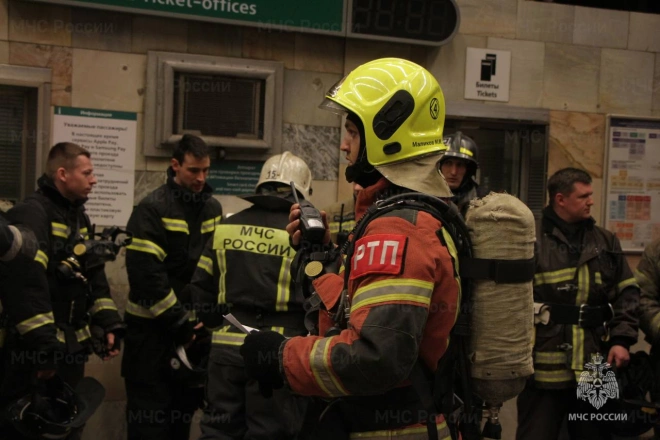 Ночью огнеборцы тушили условный пожар в перегоне между станциями метро 