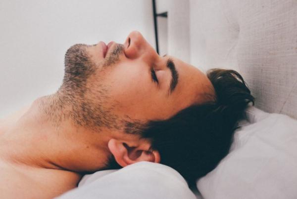 Сомнолог предупредила об опасности спать с открытым ртом
