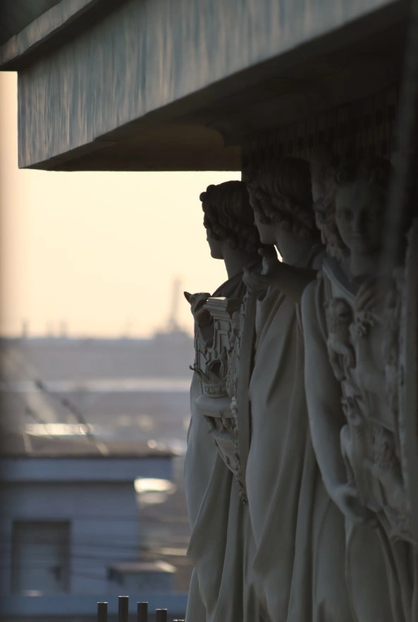 Скульптуры крылатых гениев отправили на реставрацию в Петербурге