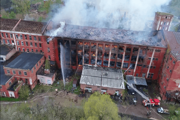 Пожар на площади в 3,2 тысячи «квадратов» произошел в здании бывшей швейной фабрики в Клину 28 апреля 2023 года, зеленоград-инфо.рф