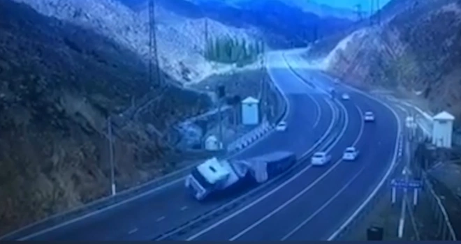 ДТП со взрывом фуры с лакокрасочными материалами попало на видео в Узбекистане0