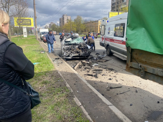 На Новоизмайловском проспекте разбилась легковушка