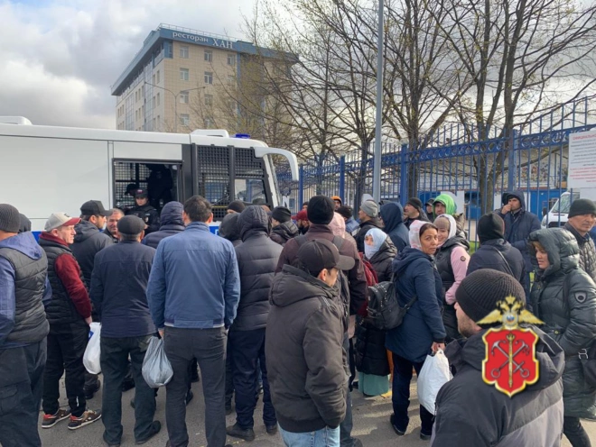 Полицейские проверили мигрантов на Калининской и Софийской овощебазах2
