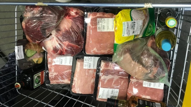 Петербуржец украл из гипермаркета мясо и алкоголь стоимостью 16 тысяч рублей