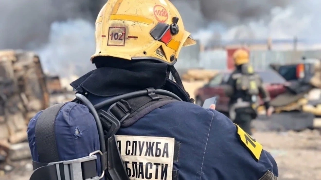 На Фарфоровской улице 10 пожарных тушили металлическую бытовку