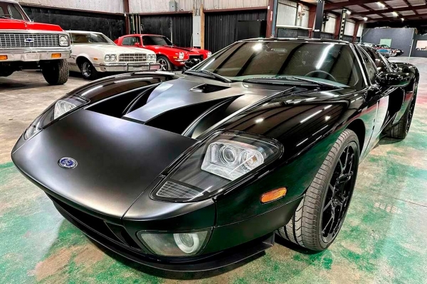 Суперкар Ford GT 2005 года от ателье Underground Racing продают за 37,0 млн руб