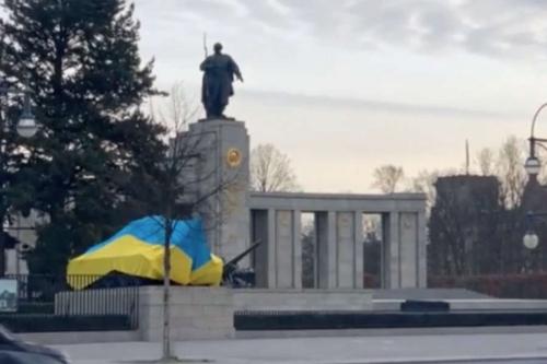 В Берлине сняли запрет на украинский флаг на 9 мая, но оставили на российский и советский 