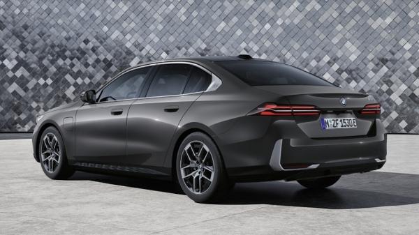 Рассекречены седан BMW 5 series нового поколения, а также его электрическая версия i5