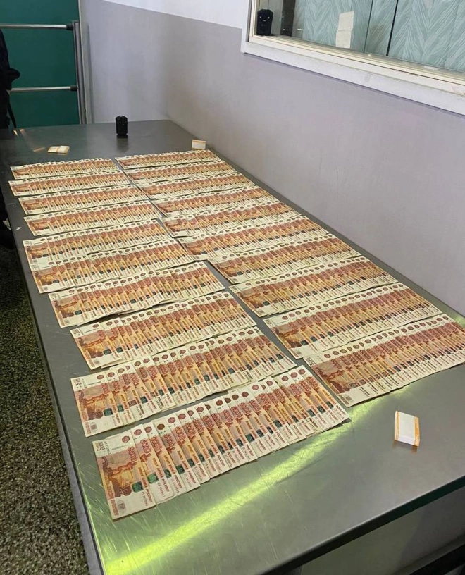 Выборгские таможенники обнаружили в багаже москвички незадекларированные два миллиона рублей1