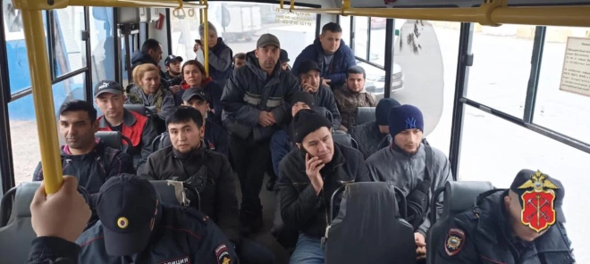 Полицейские проверили мигрантов на Калининской и Софийской овощебазах1