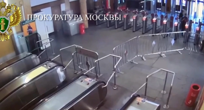 На станции московского метрополитена мужчина разбил ногой турникет0