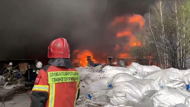 Пожар на заводе с горючими жидкостями в Екатеринбурге попал на видео0