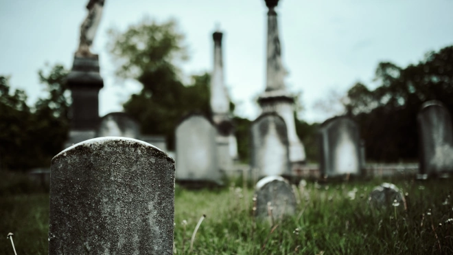 На Озерковском кладбище неизвестные повредили три могилы