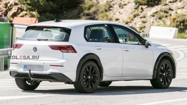 Volkswagen начал испытывать T-Roc нового поколения: на дороги пока пустили тестовый мул