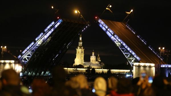 Дворцовый мост в ночь на 30 июня разведут под вьетнамскую национальную музыку