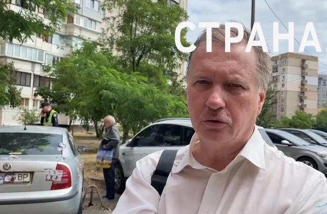 В Киеве радикалы бросили в мусорный бак экс-депутата Рады0