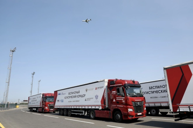Беспилотные грузовики запустили из Петербурга в Москву