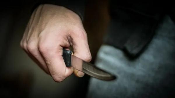 На улице Народная мигрант несколько раз ударил петербуржца ножом в живот: полиция разыскивает подозреваемого