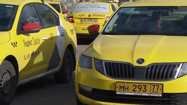 В Петербурге запретили "московский" цвет такси