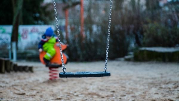 Развратившего троих несовершеннолетних на детской площадке в Ленобласти педофила задержали