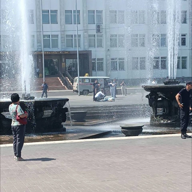 В Кызыле напротив здания правительства мужчина зарезал девушку 0