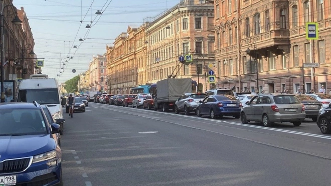 Из-за ограничений в движении наземного транспорта в Петербурге образовались 8-балльные пробки 