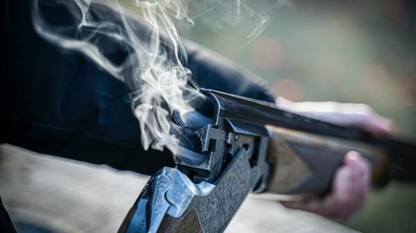 Труп прострелившего из охотничьего ружья живот 20-летней соседки безработного нашли в коммуналке на Солидарности