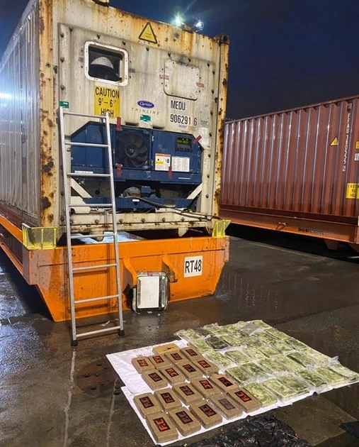 Таможенники Большого порта Петербурга обнаружили 50 кг кокаина в партии бананов