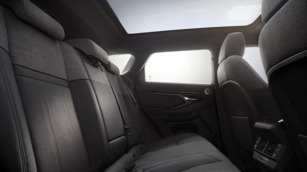 Обновлённый Range Rover Evoque: упрощённый салон и более лаконичная «оптика»